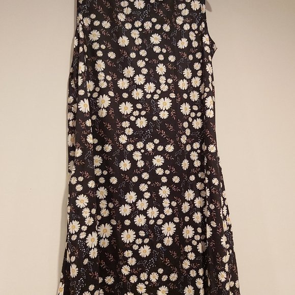 Daisy On Black Knee Length Dress. Size Large - Picture 2 of 2